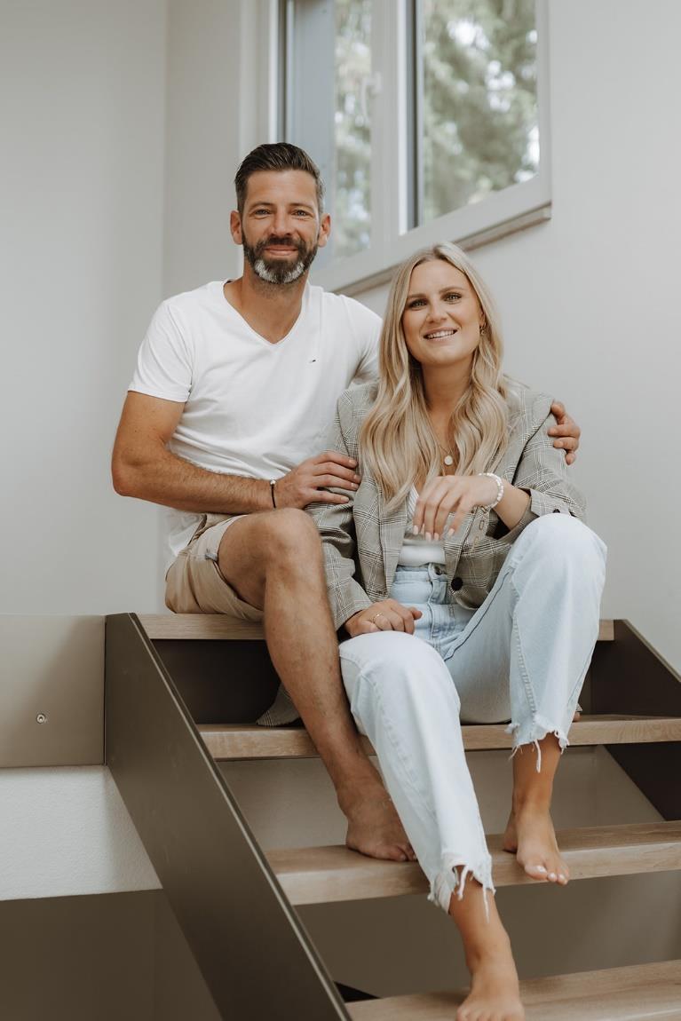 Britta und Michael sitzen gemeinsam auf einer Treppe